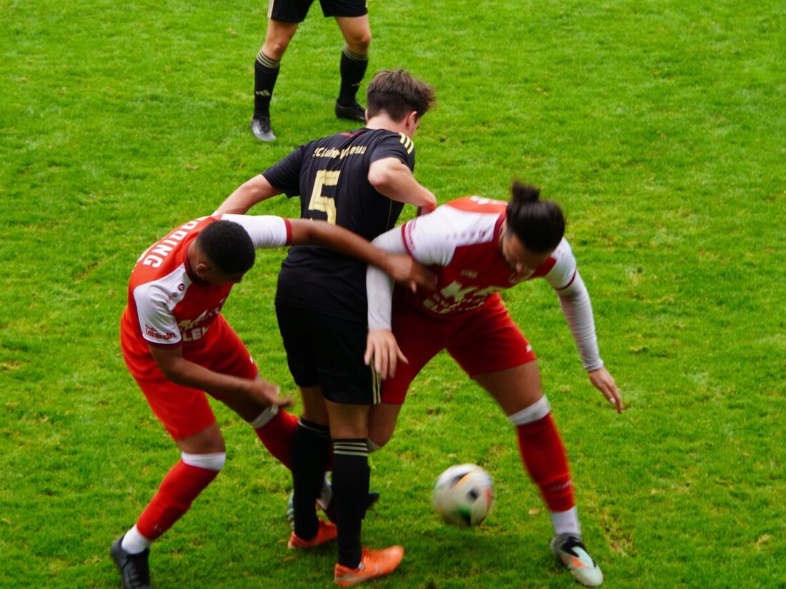 Vor 420 Zuschauern zeigte der SC Luhe-Wildenau im Kirwaspiel eine starke Leistung und setzte sich verdient mit 4:1 gegen Schlusslicht TB 03 Roding durch. Die Gäste versteckten sich zwar nicht, konnten die Effizienz des Tabellenzweiten aber nicht stoppen.