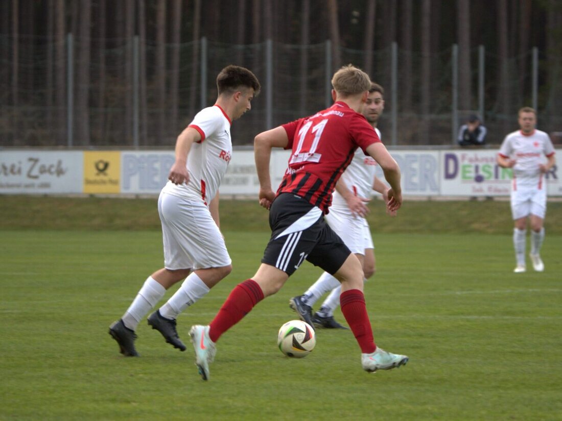 Luhe-Wildenau. Die Heimmannschaft gewinnt das Freitagabendspiel der Landesliga Mitte vor 230 Zuschauern mit 3:1. Der SC Luhe-Wildenau zeigte eine überzeugende Leistung und ließ dem Gegner kaum Chancen, während Roding die eiskalte Effizienz des Tabellensechsten schmerzlich zu spüren bekam.