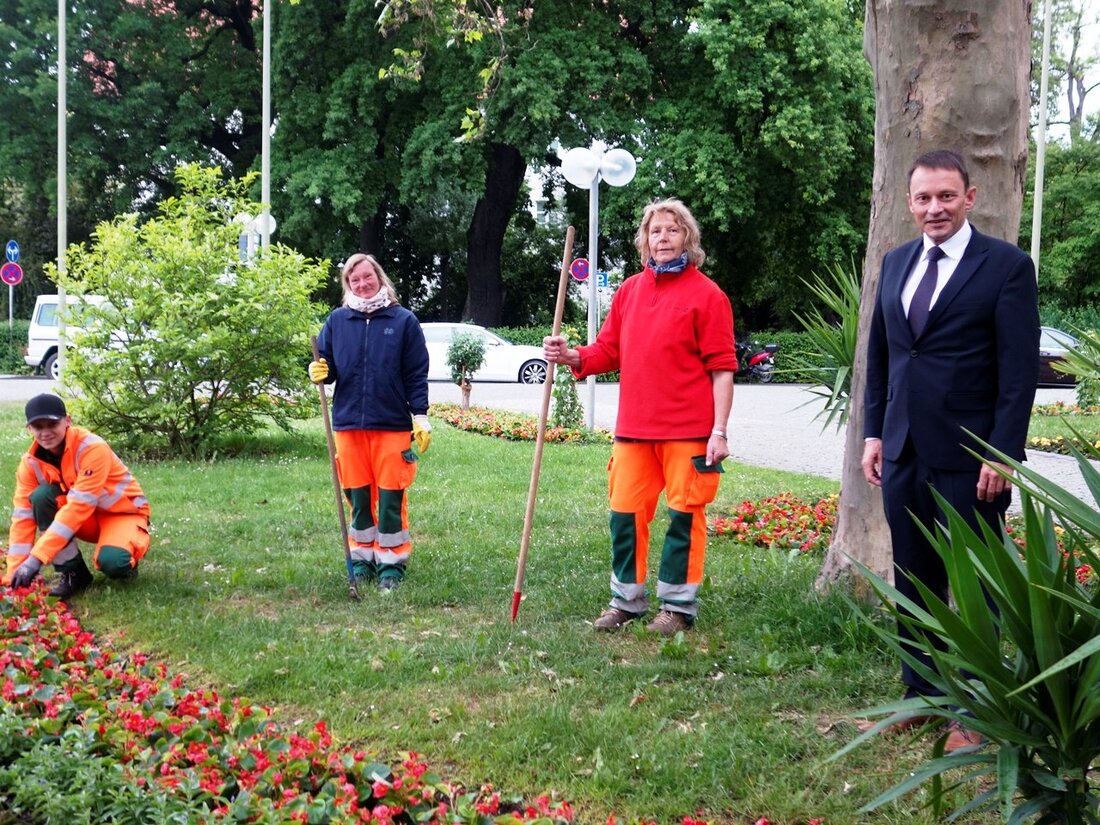 Weiden. Über 4.000 Blumen schmücken seit dieser Woche den Vorplatz des neuen Rathauses und verbreiten Sommer-Stimmung. Am Montag starteten die Mitarbeiterinnen der Stadtgärtnerei Weiden ihre liebevoll gestaltete Sommeranpflanzung vor dem [&hellip;]