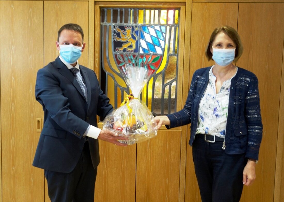 Weiden. Annette Karl und Jens Meyer kennen sich schon lange – jetzt besuchte die Neustädterin den frisch gebackenen Oberbürgermeister in Weiden. Oberbürgermeister Jens Meyer freute sich kürzlich über angenehmen Besuch [&hellip;]