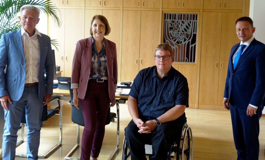 Weiden. Gemeinsam statteten MdL Annette Karl und MdL Horst Arnold (Vorsitzender der SPD-Landtagsfraktion) Oberbürgermeister Jens Meyer einen Besuch ab. Dabei wurden unter anderem folgende Themen besprochen: Unterstützung von Kommunen in [&hellip;]