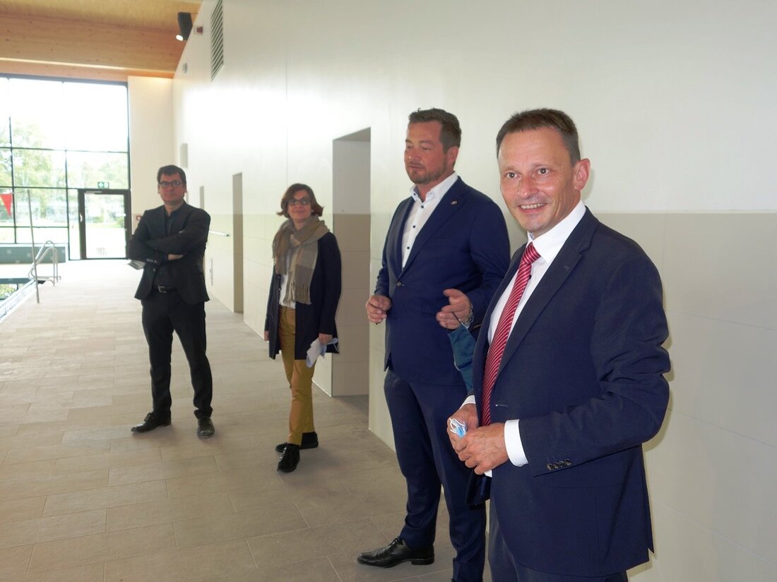 Weiden. Oberbürgermeister Jens Meyer begrüßte den Abgeordneten des Deutschen Bundestages Uli Grötsch im Neuen Rathaus und lud ihn ein die Sanierungsarbeiten an den Realschulsportstätten in Augenschein zu nehmen. An den [&hellip;]
