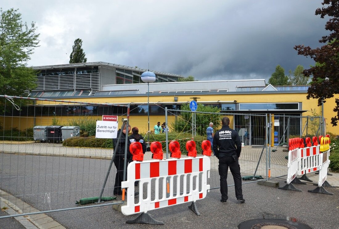 Weiden/Neustadt. Oberbürgermeister Kurt Seggewiß rief gestern in einer Pressekonferenz die Bürger zur Mithilfe auf. Das Bayrische Rote Kreuz gerät mit der Versorgung und Registrierung der Flüchtlinge in Weiden UND Neustadt allmählich [&hellip;]