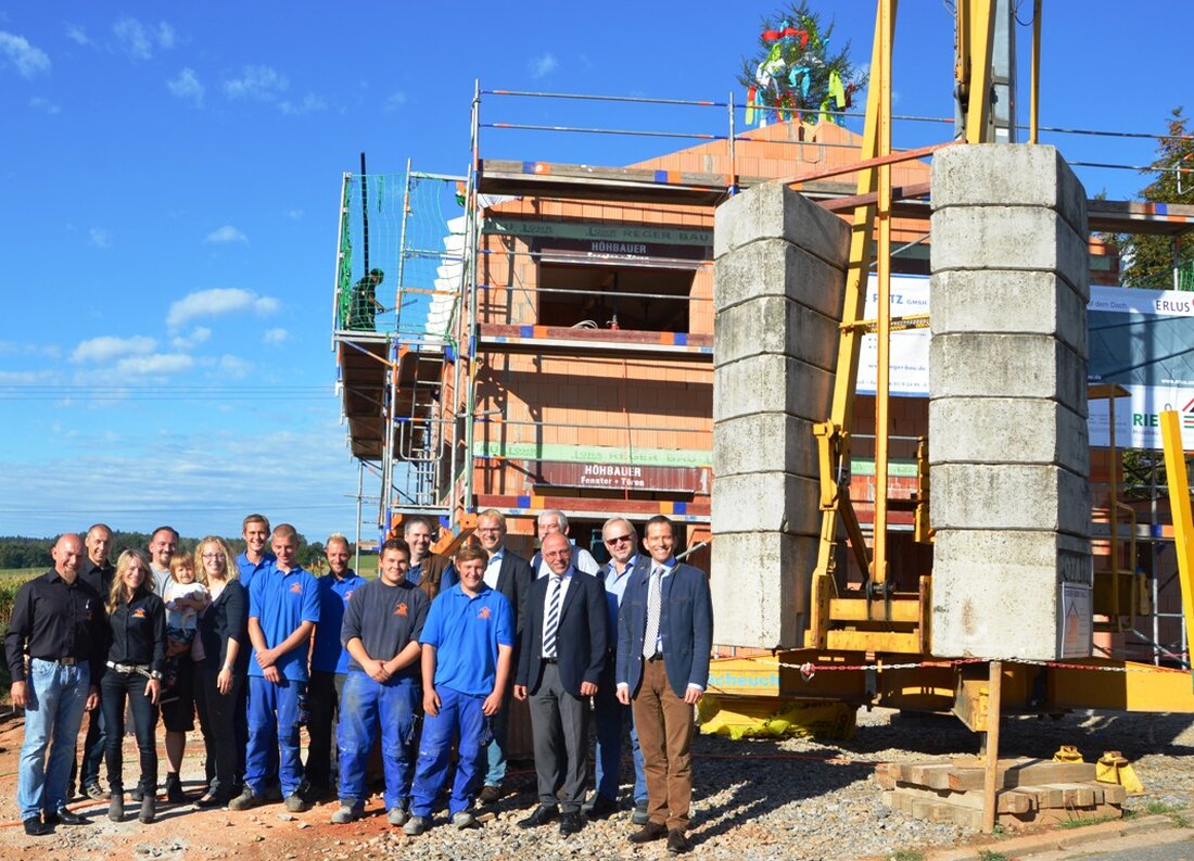 Kohlberg. Der Rohbau ist so gut wie fertig. Man darf Richtfest feiern. Und das nur wenige Wochen, nach Baubeginn. Das Besondere? Dieses Einfamilienhaus wurde von Lehrlingen vom ersten bis zum [&hellip;]