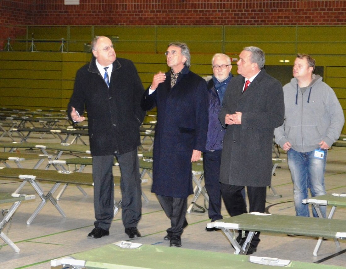 Weiden. Ab morgen sollen die letzten Asylbewerber in die Mehrzweckhalle ziehen. Schon seit einigen Tagen laufen dort die Vorbereitungen. Die Feldbetten stehen bereit.  Jeanette Jaeckel vom Netzwerk Asyl sortiert in [&hellip;]