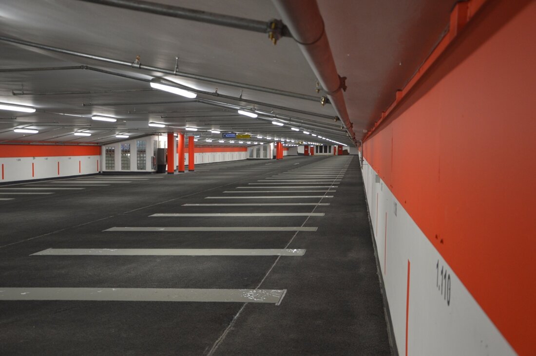 Weiden. Ein Parkhaus - zwei Missgeschicke an einem Tag: Beide Male war die Decke etwas näher, als die Fahrer erwartet hatten. Der Schaden: 8.500 Euro.