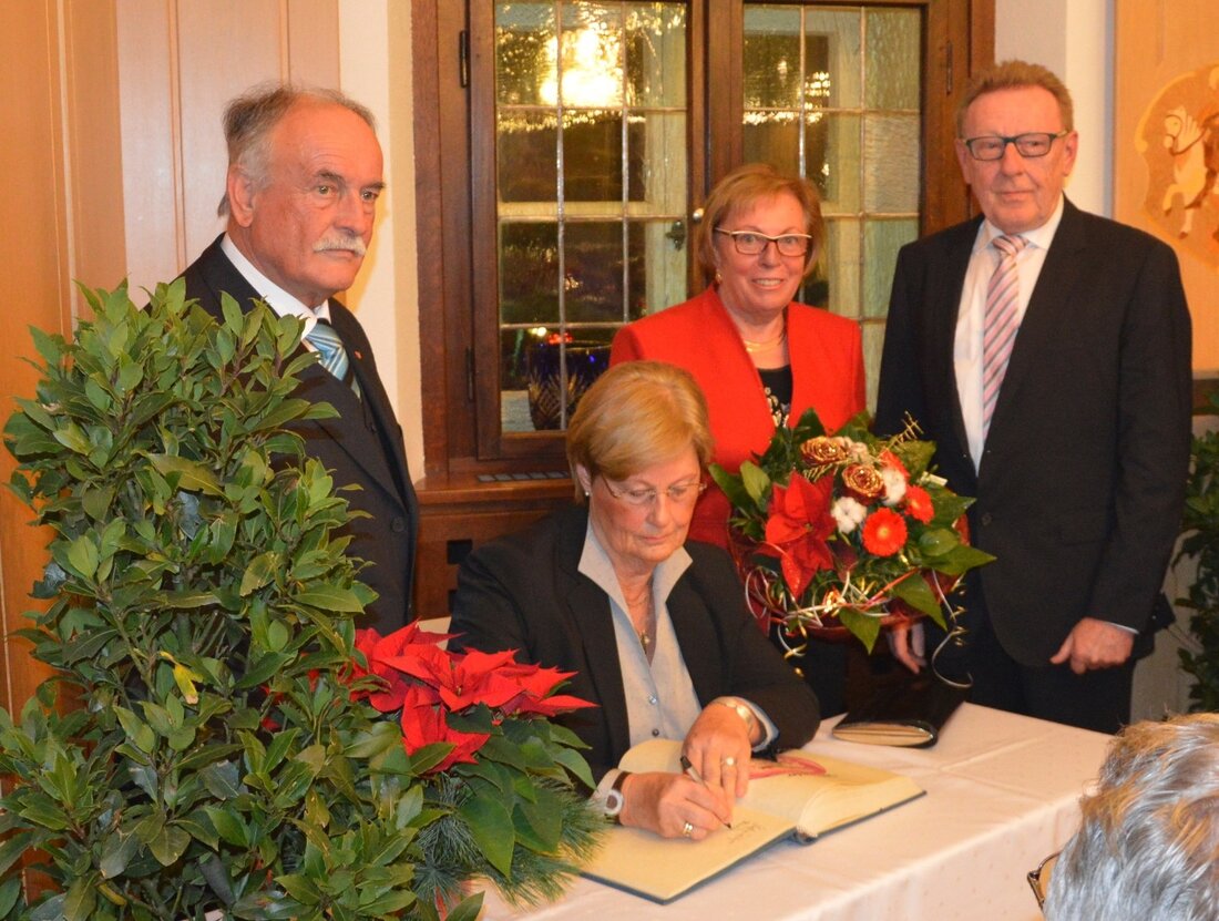 Neustadt/WN. Zwei wichtige Säulen der Stadt wurden am Dienstag Abend für ihre Verdienste mit der Bürgermedaille und einem Eintrag in das Goldene Buch der Stadt geehrt. Ludwig Bayer und Hans Schreyegg [&hellip;]