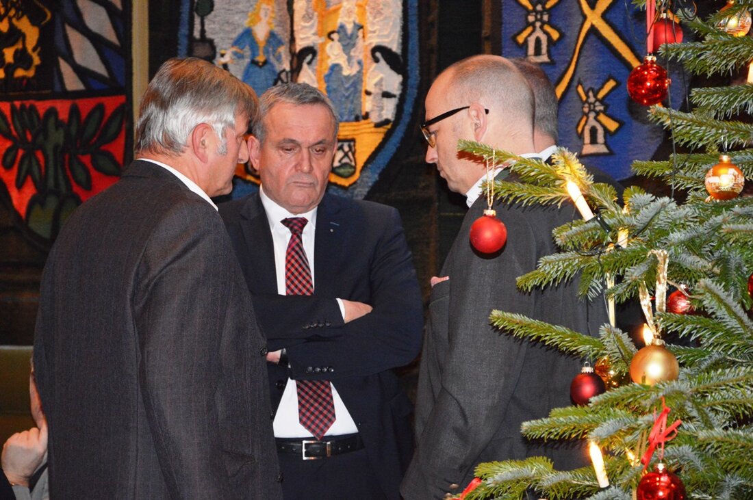 Weiden. Kurt Seggewiß fasste die Sitzung mittendrin eigentlich ganz gut zusammen: “Wir sind weit weg von einer Weihnachtssitzung”. Denn weihnachtliche, fröhliche und friedliche Stimmung herrschte im Stadtrat keinesfalls. Der Grund: [&hellip;]