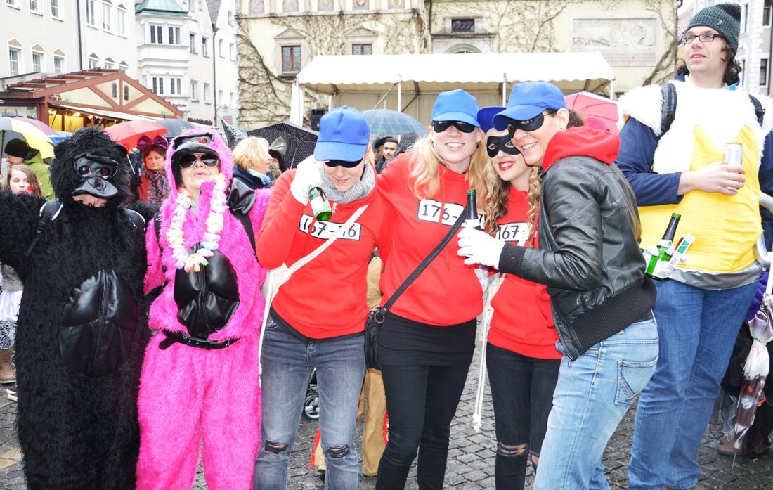 Weiden. Schon von Weitem hört man laute Musik. Wo sie herkommt? Vorm Alten Rathaus wurde heute traditionell Faschingsdienstag gefeiert: Die Garde der Narrhalla marschiert und tanzt munter auf der einen [&hellip;]