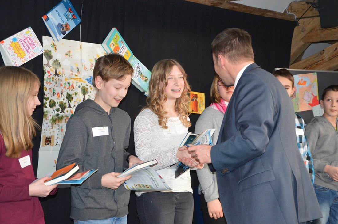 Weiden. Lucas Distler von der Pestalozzi-Mittelschule hat den Kreisentscheid im Vorlesen gewonnen. Angetreten waren zehn Sechstklässler aus Mittel- und Real-Schulen und den Weidener Gymnasien.  Von Yvonne Sengenberger Alle zehn Mädchen [&hellip;]