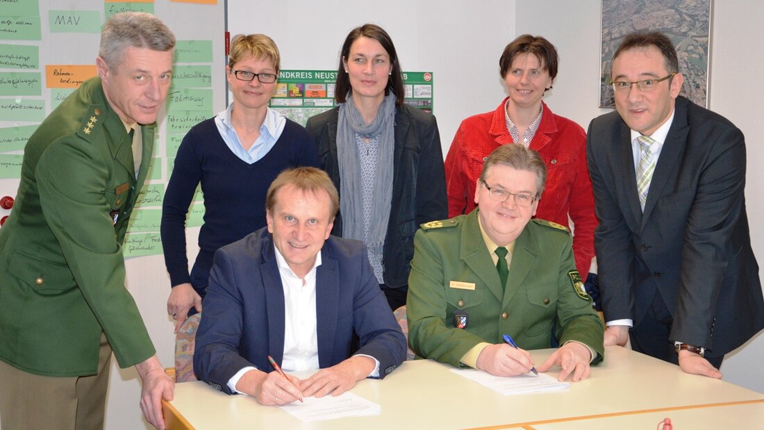 Weiden. Polizei und Diakonie Weiden haben eine Kooperationsvereinbarung unterschrieben, um Frauen (und Männern) bei Fällen häuslicher Gewalt in Zukunft besser helfen zu können.  Von Yvonne Sengenberger “Bisher haben wir als [&hellip;]