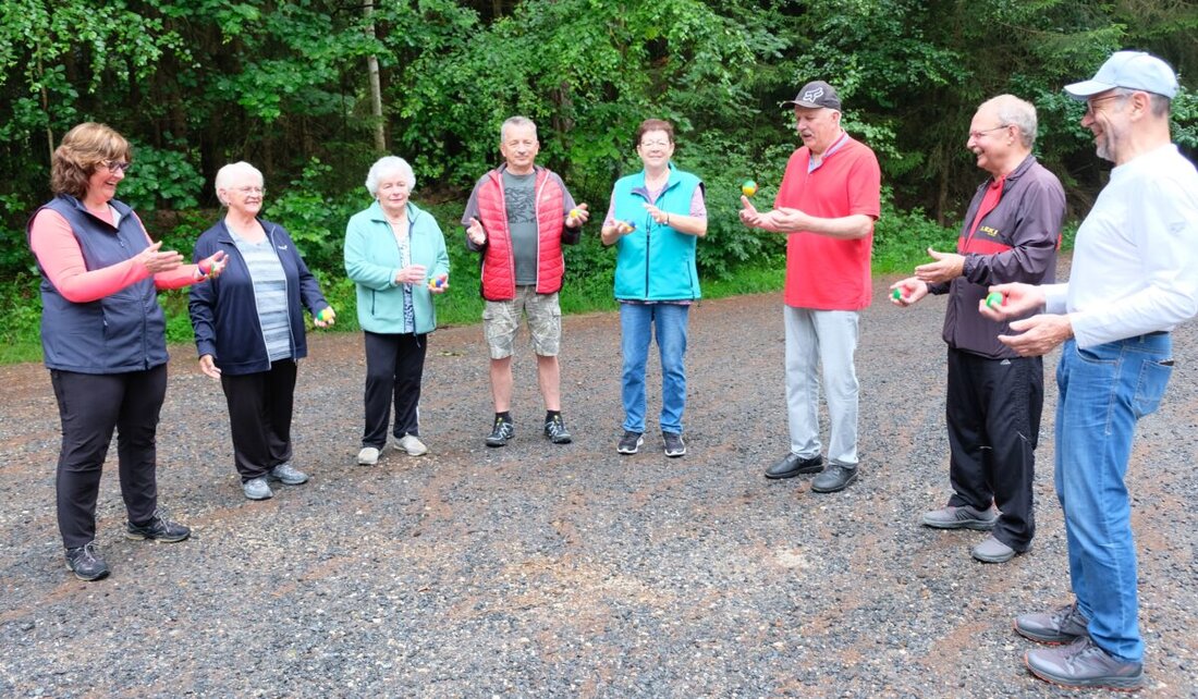 Eschenbach. Die Volkshochschule Eschenbach bietet ein vielfältiges Herbst/Winter-Programm mit Angeboten wie "Brainwalking" an, um Bildung und Gesundheit zu fördern. Neue Kreativkurse und Gesundheitskurse mit viel Gefühl sind Teil des breitgefächerten Angebots.