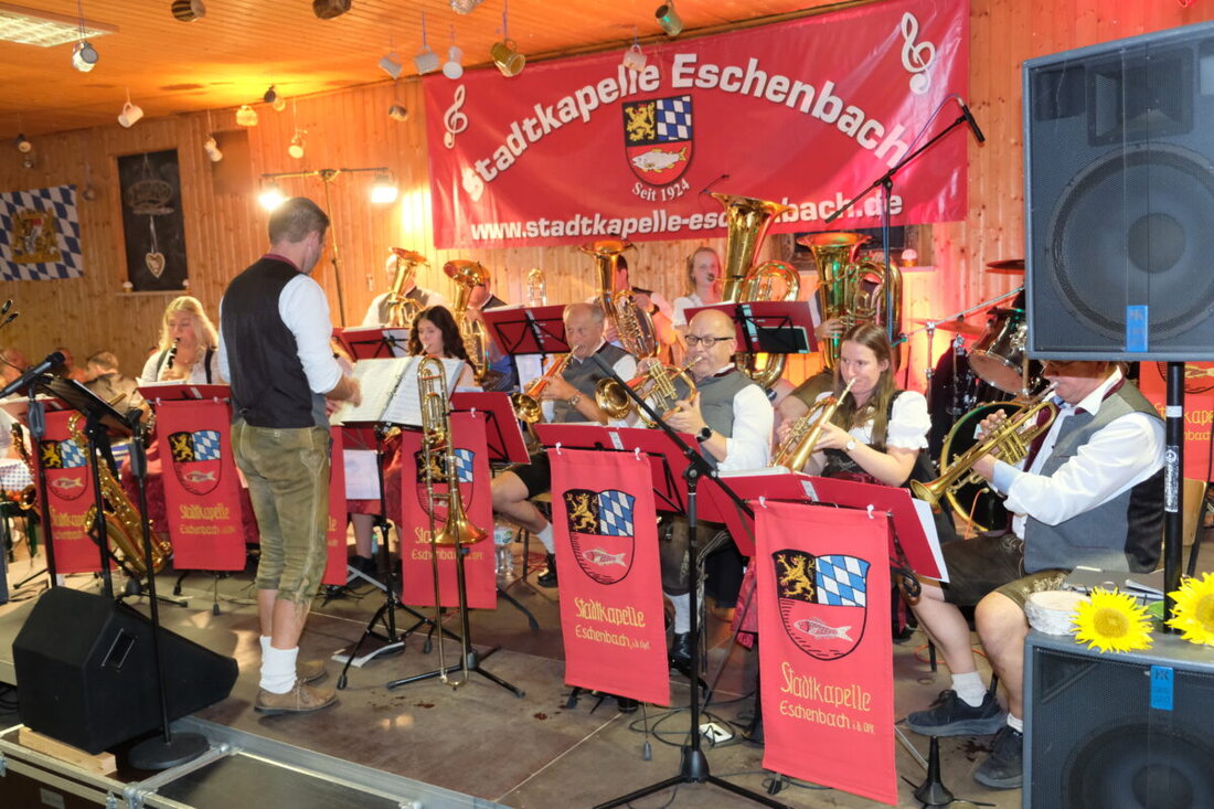 Eschenbach. Lederhosen und Dirndln, Leberkas, Brezn und Weißbier, Schmalzbrot, Brotzeitteller und Oktoberfestbier. Dazu eine schneidige Blasmusik: Fertig war die herzhafte Kost fürs Leben und Leben lassen, die die Stadtkapelle zum 100. Geburtstag servierte. 