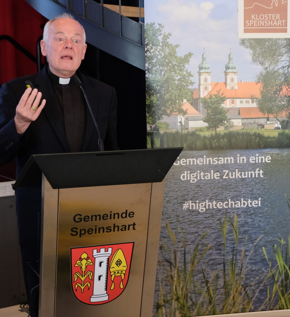 Speinshart. Werden wir bald von der Künstlichen Intelligenz (KI) beherrscht? Die Entwicklung im Bereich der KI vollzieht sich mit rasanter Geschwindigkeit. In immer neuen Lebensbereichen kommt die neue Technik zum Einsatz. Eine Gefahr für den Menschen? Angesichts der neuen Technologien und der damit einhergehenden lernenden Maschine muss die Frage danach, was das Mensch-Sein eigentlich ausmacht und wie sich Mensch und die Maschine zueinander verhalten, neu gestellt werden, fordert Weihbischof Dr. Dr. Anton Losinger.