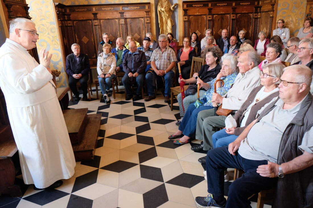 Speinshart. Im Kloster zeigt die Ausstellung Äpfel und Birnen Kunst über Vergänglichkeit und Bewahrung, während Abt Hermann Josef den Apfel als Symbol von Sünde und Hoffnung seit 4000 Jahren deutet.