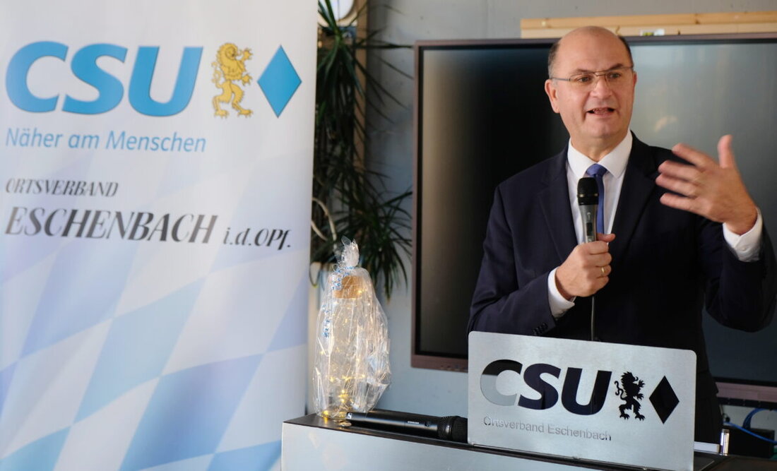 Eschenbach. Der CSU-Ortsverband feierte 80. Geburtstag. Minister Albert Füracker mahnte Zusammenhalt, Wandel und solide Finanzen an. Zahlreiche Ehrengäste kamen und langjährige Mitglieder wurden für 25 bis 60 Jahre geehrt.