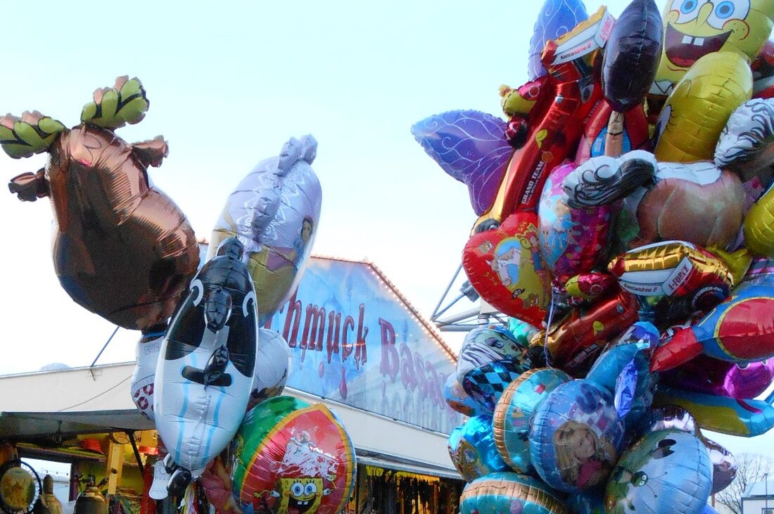Weiden. Es ist wieder soweit: Es ist Zeit für wilde Fahrten in abenteuerlichen Fahrgeschäften, zünftige Bierzeltmusik und stimmungsvolles Schunkeln, Zeit für Zuckerwatte, Lebkuchenherzen und andere Leckereien, Zeit für Rosenkavaliere, die [&hellip;]