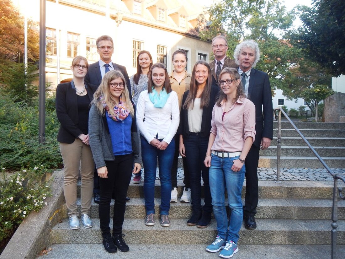 Tirschenreuth. Am Landratsamt Tirschenreuth begannen am 01. Oktober und am 01. September vier Regierungsinspektoranwärterinnen und zwei Verwaltungsfachangestelltinnen ihre Berufskarriere. Das Landratsamt Tirschenreuth bietet 2015 insgesamt sechs jungen Leuten einen Start [&hellip;]