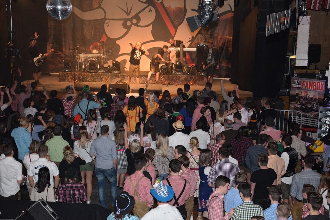 Vohenstrauß. Wenn die “Troglauer Buam” auftreten, dann tobt der ganze Saal! Und so war es auch an der Jubiläumsparty des Vohenstraußer Faschingsvereins. Die gesamte Halle war rappelvoll und die Stimmung war kaum [&hellip;]