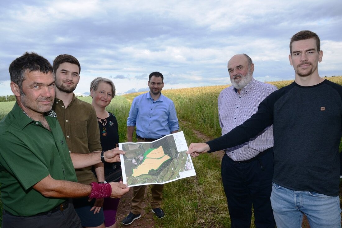 Luhe-Wildenau. Auf einem riesigen Areal fast um dem Weiler Forsthof herum soll eine zwanzig Hektar große Freiflächenphotovoltaikanlage entstehen. Aufgrund ihrer Lage, der nahezu gesamten Einrahmung durch bestehende Wälder, vor allem [&hellip;]