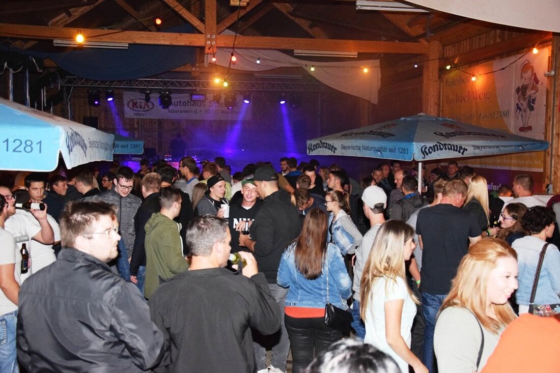 Waldthurn. Anfangs etwas zögerlich, später etwas mehr, füllte sich die Vereinshalle bei der traditionellen Stodldisko des Schützenvereins am Samstagabend. Von Tanja Pflaum Die Befürchtung des Schützenmeisters Siegfried Stöcker, dass zu [&hellip;]