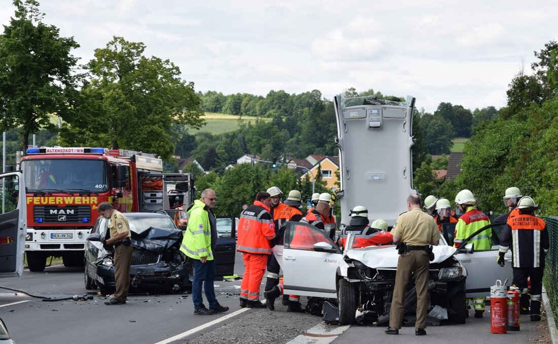 Altenstadt/WN. Die B22 auf Höhe der Jet-Tankstelle ist im Moment komplett gesperrt. Der Grund: Ein schwerer Unfall. Ersten Meldungen zufolge muss ein Fahrer aus seinem Wrack befreit werden. Die Feuerwehr [&hellip;]