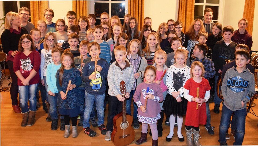 Waldthurn. Zu einem weihnachtlichen Vorspielabend hatten die Musiklehrer Stefan Karl und Ivonne Drzymota mit ihren Musikschülern ins Waldthurner Pfarrheim eingeladen. Unter den Gästen konnte Karl, in dem bis auf den [&hellip;]