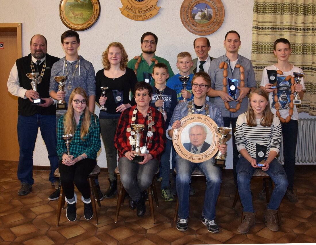 Waldthurn. Einen ereignisreichen Tag erlebten die Waldthurner Schützen bei der Königsproklamation. Manuel Arnold brillierte mit einem 1-Teiler. Zusätzlich traten noch die Schüler und Jugend an, und auch das Er&amp;Sie-Schießen stand auf [&hellip;]