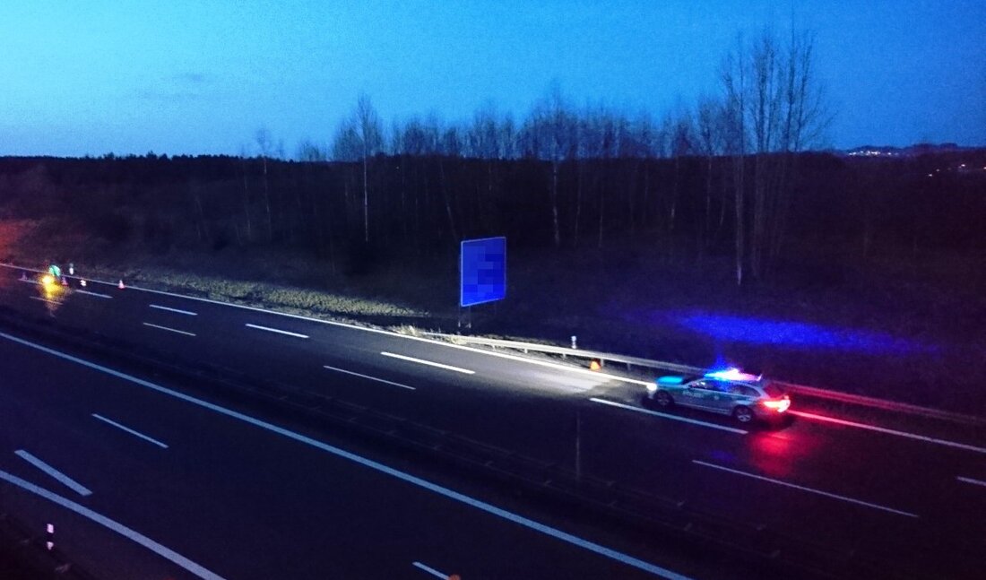 Leonberg/Mitterteich. Ein Unbekannter hat einen Gegenstand von der Autobahnbrücke auf ein fahrendes Auto geworfen. Die Polizei sucht Zeugen. Am Samstag, 09.06.2019, gegen 14:00 Uhr, befuhr ein Verkehrsteilnehmer mit seinem Auto [&hellip;]