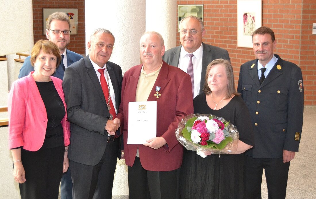 Weiden. Der Bayerische Staatsminister des Innern hat Dieter Fischer für 40-jährige ehrenamtliche Dienstzeit beim Technischen Hilfswerk (THW) in Weiden das Staatsehrenzeichen am Bande verliehen. „So eine Staatsehrung ist immer ein [&hellip;]