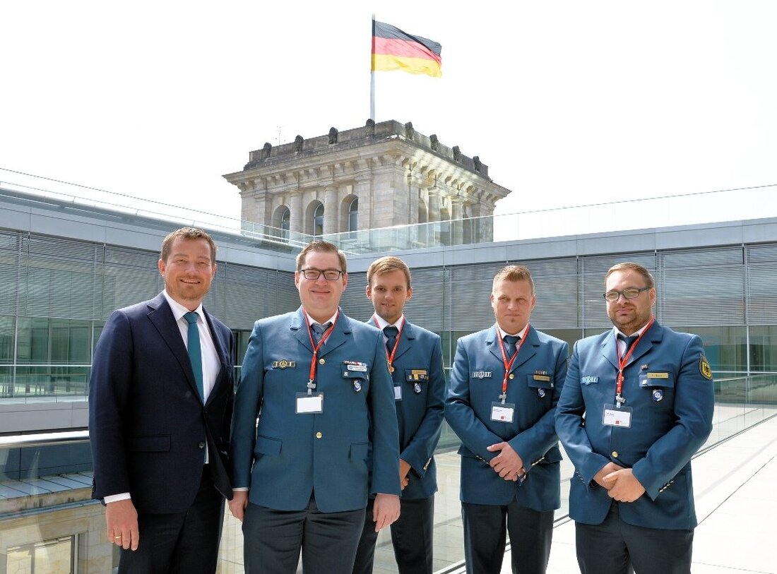 Weiden/Berlin. SPD-Bundesabgeordneter Uli Grötsch traf den Ortsbeauftragten des THW Weiden, Andreas Duschner, der seiner Einladung nach Berlin gefolgt war im Rahmen der Blaulichtkonferenz. Auf der Blaulichtkonferenz diskutierten Spitzenvertreter der Hilfsverbände, zuständigen [&hellip;]