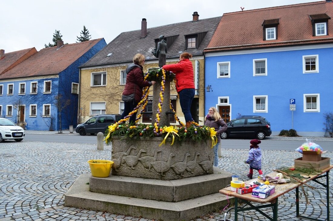 Luhe. Die Durststrecke der Luher nach einem Osterbrunnen hat 2018 ein Ende. In einer Gemeinschaftsaktion aus Vereinen, Gruppen und Firmen krönt nun wieder eine wunderschöne Krone den Marktplatzbrunnen in Luhe. [&hellip;]