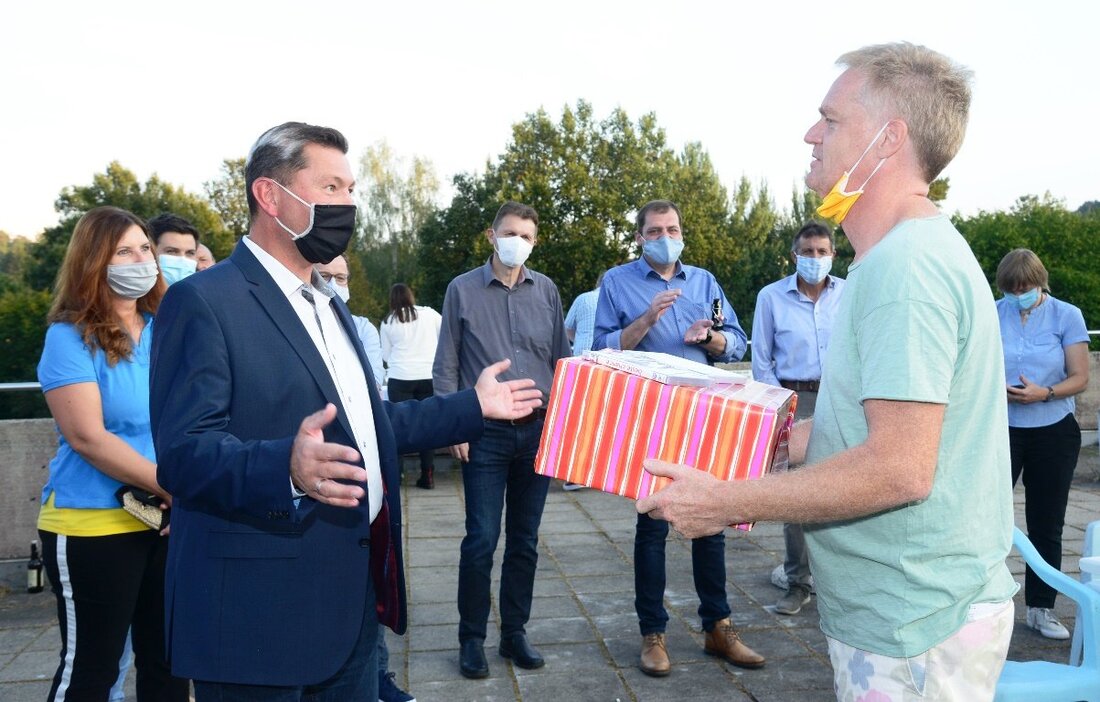 Pleystein. „Ruhe bitte, wir drehen“ – diese lautstarke Ansage am Dienstag um 18 Uhr war diesmal nur als kleiner Scherz gemeint. Bürgermeister Rainer Rewitzer hatte das Team des Films „Beckenrand [&hellip;]