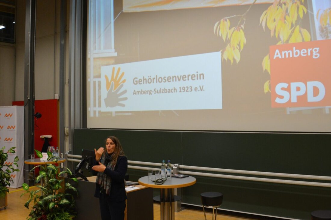 Amberg. Heike Heubach sprach im Siemens Innovatorium über Inklusion und politische Teilhabe. Eingeladen hatten der Gehörlosenverein Amberg-Sulzbach und die SPD Amberg. Sie ermutigte besonders junge Frauen und machte unsichtbare Gruppen sichtbar.