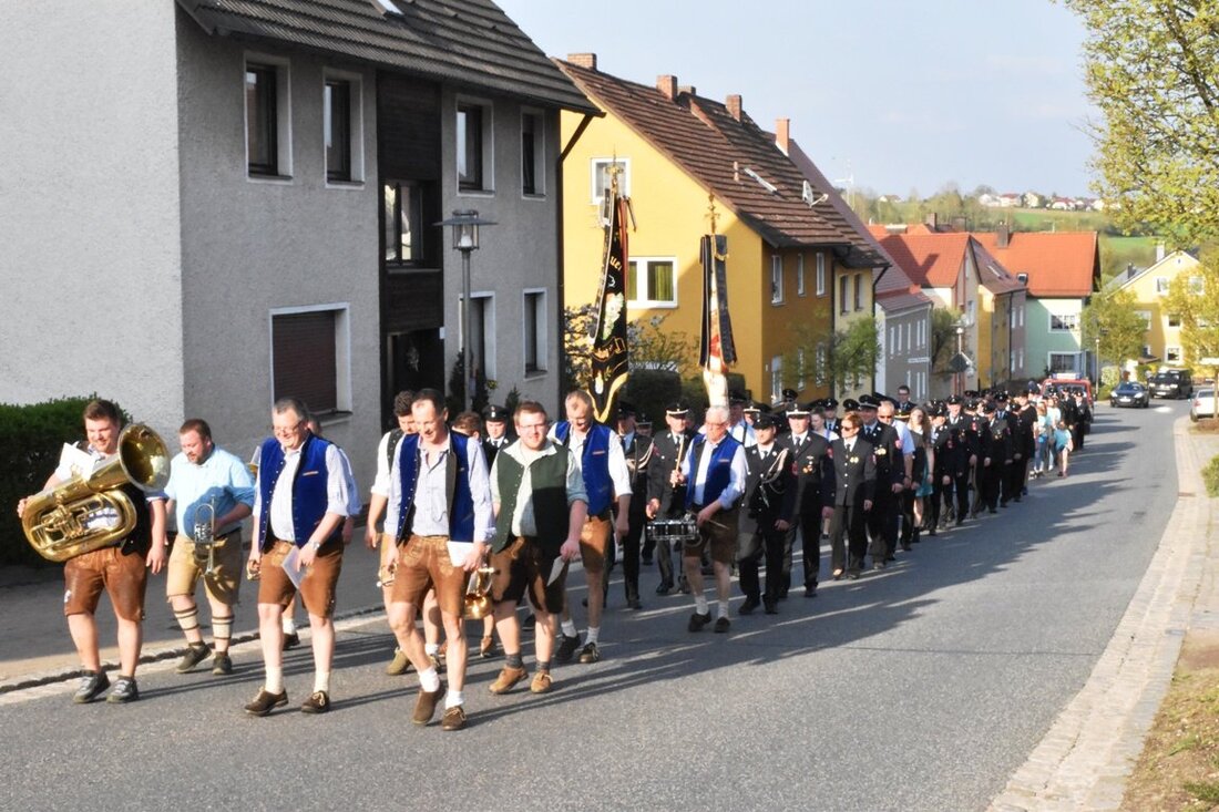 Kaltenbrunn. Die Kaltenbrunner Feuerwehr feiert im Sommer ein großes Jubiläum: 150 Jahre im Dienste der Gemeinde. Ein solches Fest braucht natürlich auch Paten. Dafür zogen die Floriansjünger am Samstag zur [&hellip;]