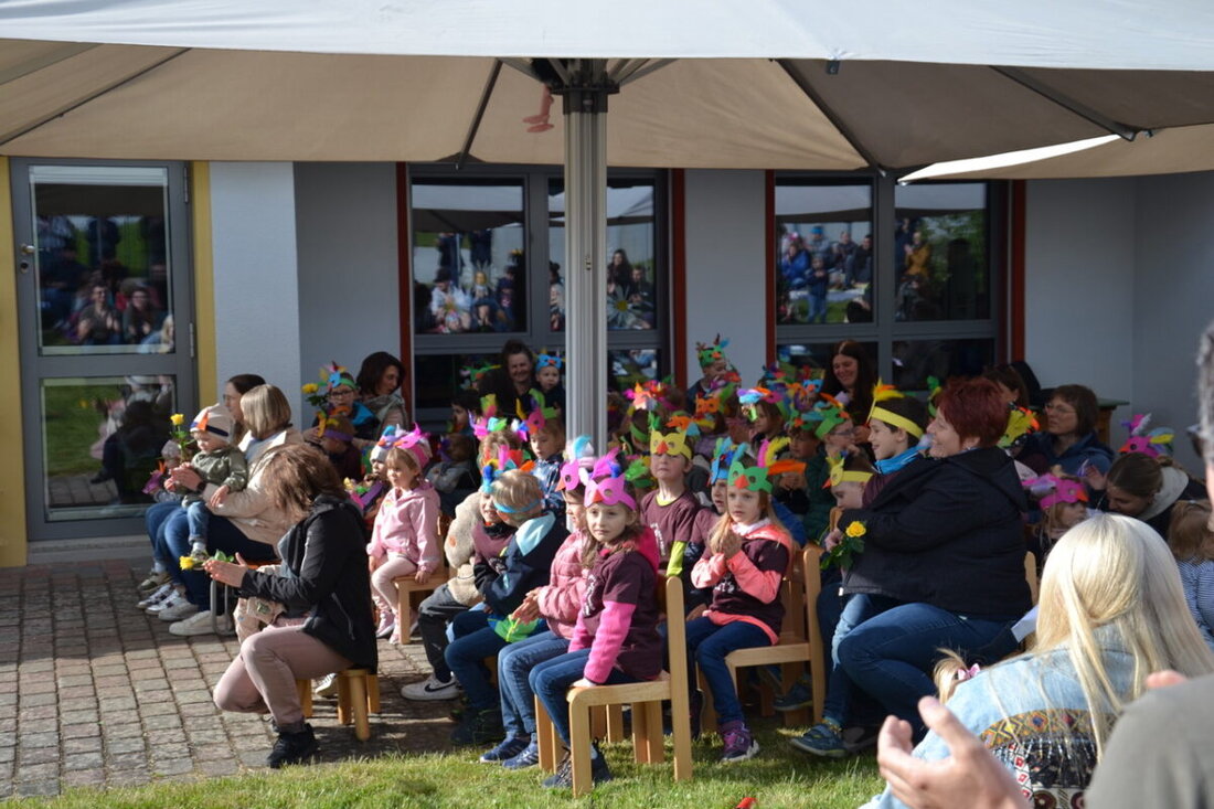 Vohenstrauß. Die KiTa Don Bosco präsentierte in Vohenstrauß das Kindermusical "Die bayerische Vogelhochzeit" mit Liedern und Tänzen der Kinder, begleitet von einer KiTa-Band. Die Veranstaltung endete mit gemeinsamem Essen und Trinken, und eine weitere Aufführung ist beim Pfarrfest geplant.