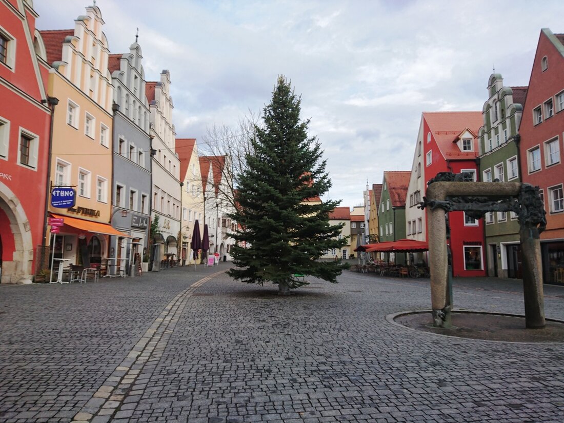 Weiden. Der Christbaum vor dem Alten Rathaus sorgte schon vergangene Woche für Gesprächsstoff – wegen seines Aussehens. Auch der Weihnachtsbaum am Unteren Markt taucht immer wieder in Gesprächen auf. Allerdings [&hellip;]