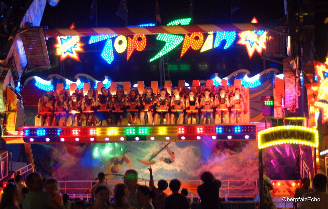 Weiden. “Heute noch etwas ruhig”, meinte Hans Blum am ersten Schützenfestabend. Er vermutet die Hitze als Grund für ausbleibende Besuchermassen. Diejenigen die kamen, hatten aber allemal ihren Spaß. Von Benedikt [&hellip;]