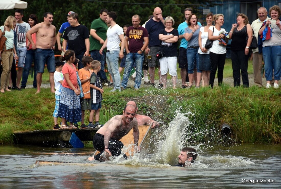 Floß. Das Wasser spritzt in Fontänen, die Zuschauer johlen und die Teilnehmer blicken fest entschlossen dem Wendepunkt entgegen – oder machen unter Wasser mit den Fischen Begegnung. Beim 20. Sautrogrennen [&hellip;]