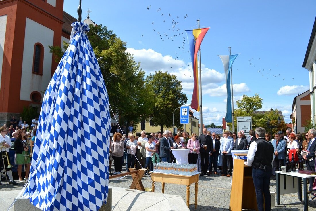 Eslarn. Bei bestem Spätsommerwetter präsentierte der Markt Eslarn seinen traditionellen Barthlmarkt. Bereits zum Feldgottesdienst im Bürgermeister-Karl-Roth-Kurpark kamen viele Besucher, um der Predigt von Bürgerlich Geistlichem Rat, Herbert Zimmermann beizuwohnen. Anschließend [&hellip;]