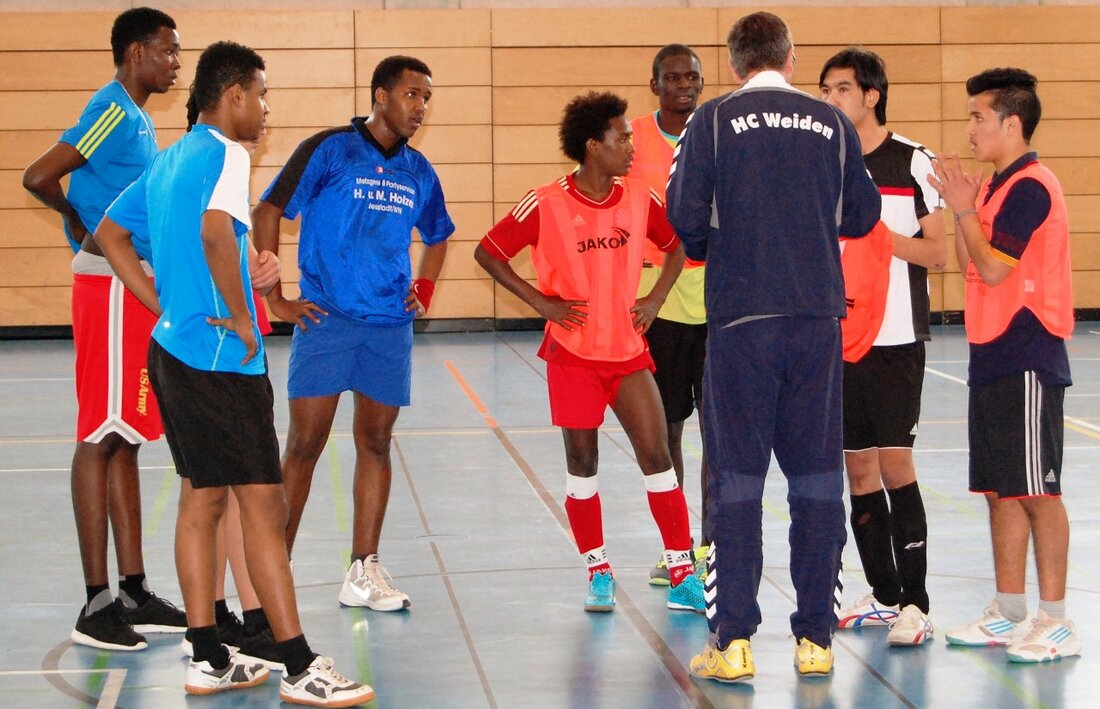 Weiden. Nachdem im Sommer bereits ein Turnier auf dem Fußballplatz des Jugendzentrums Weiden ausgetragen wurde, fand nun mit einem Hallenturnier in der Turnhalle der Europa-Berufsschule die Fortsetzung statt. Auch dieses [&hellip;]