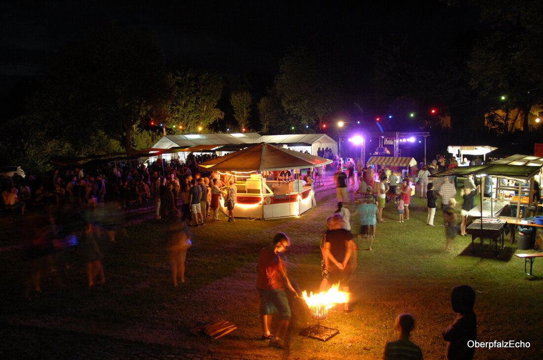 Neustadt/WN. Buchstaben aus Feuer zauberte der Verein Neustädter Faschingszug beim Fest “Die Naab brennt” in den Fluss, von dem die Kreisstadt ihren Namen hat. Schon am Nachmittag seien deutlich mehr [&hellip;]
