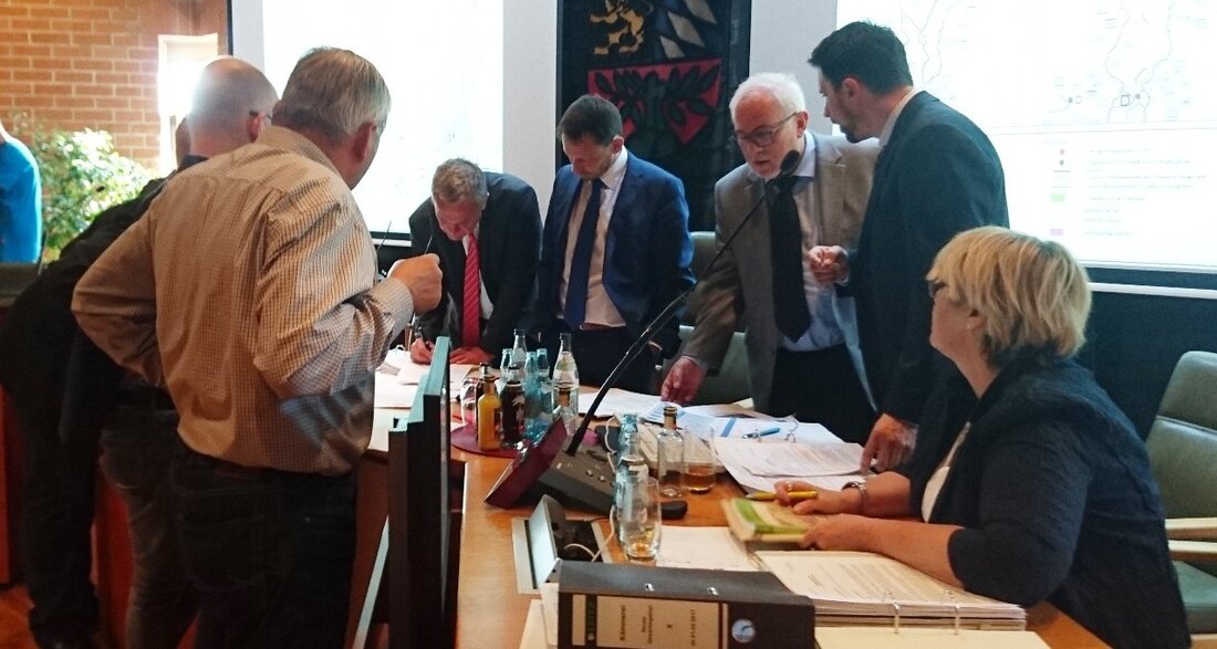 Weiden. Diese Stadtratssitzung hatte es in sich: Nach bereits mehreren vorausgegangenen Diskussionen stand der letzte Tagesordnungspunkt zur Debatte. Die Stromtrasse SüdOst Link. Lange sprachen die Stadträte auch hierüber und die [&hellip;]