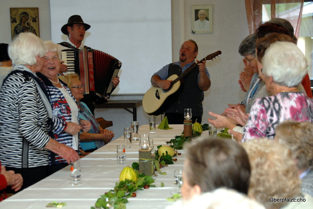 Neustadt/WN. “Was Bayerisches zum Mitsingen” hatte das Musikerduo Fidi&amp;Rich für die Ü65-Mitglieder des Frauenbundes mitgebracht. Und das schlug voll ein. Schunkeln bei “Sierra Madre” und Feiern zu “Wenn das so [&hellip;]