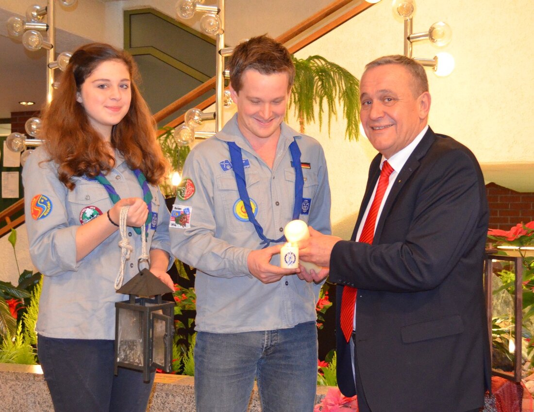 Weiden. Sebastian Hammer und Marie Geuß vom Stamm Markomannen des Verbandes christlicher Pfadfinderinnen und Pfadfinder (VCP) wurden heute morgen von Oberbürgermeister Kurt Seggewiß im Foyer des Neuen Rathauses zur Übergabe [&hellip;]