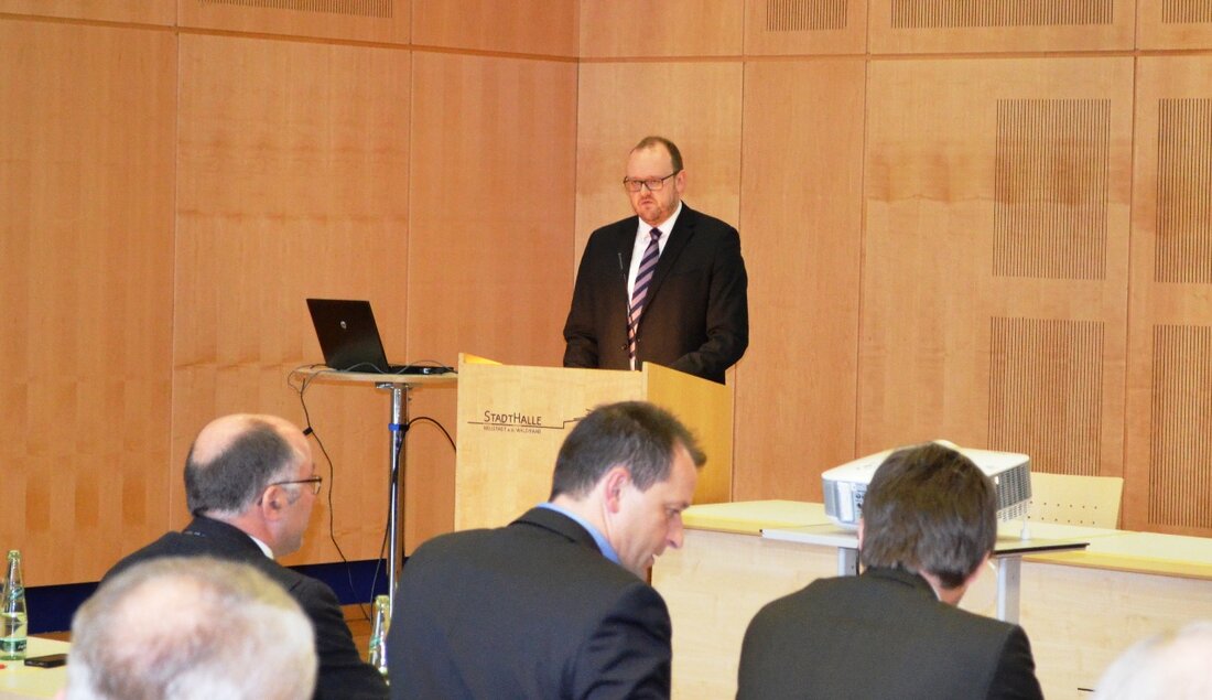 Neustadt/WN. Über 1.000 Asylbewerber haben inzwischen den Landkreis erreicht. Das ging aus den neuen Zahlen des Landratsamtes hervor. Landrat Andreas Meier betonte in diesem Zusammenhang, dass die Aufnahmekapazitäten im Landkreis nahezu [&hellip;]