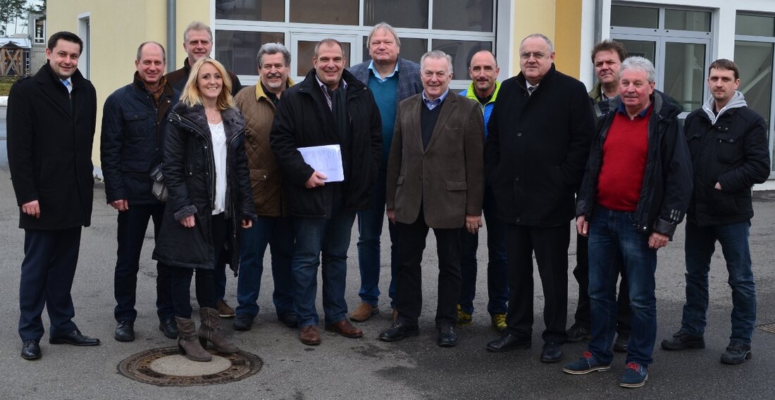 Weiden. 2018 soll in Weiden ein neues millionenschweres Projekt fertiggestellt werden – das neue Wasserwerk. Zur Vorstellung dieses Bauvorhabens und der Besichtigung des Geländes empfing Johann Riedl, der Vorstand der Stadtwerke, nun die CSU-Stadtratsfraktion. Insgesamt [&hellip;]