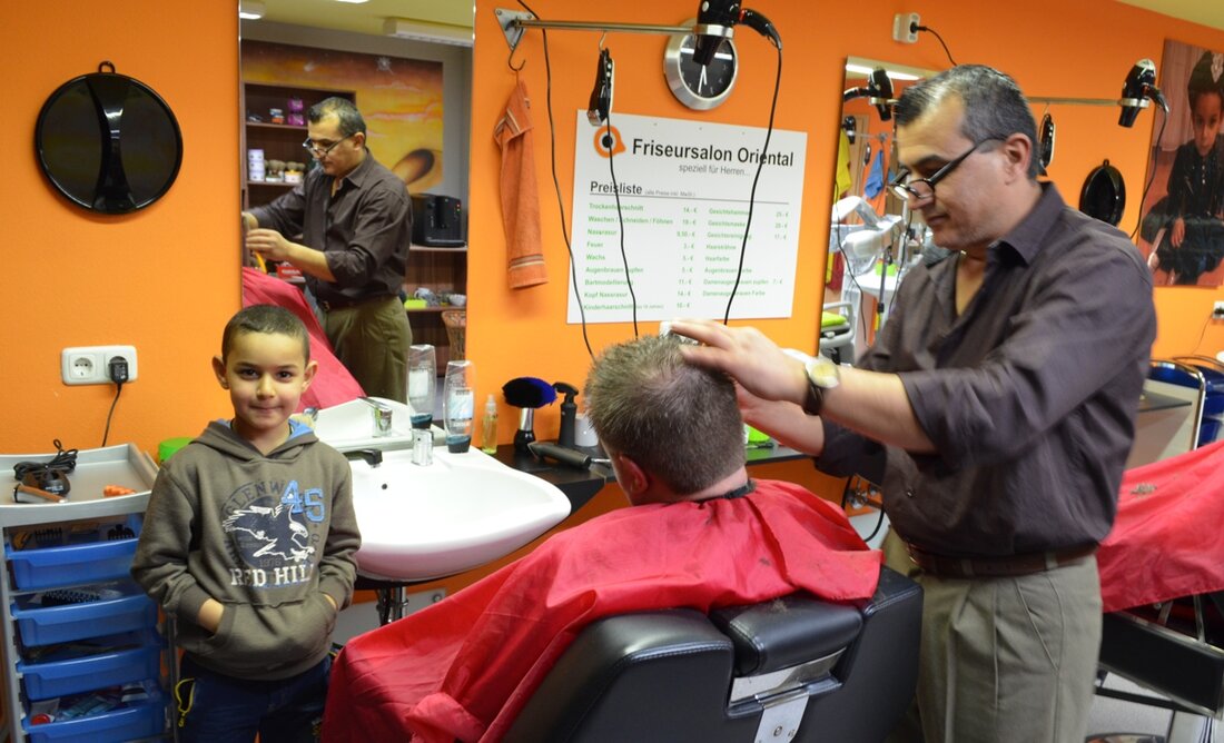 Weiden. Auf den ersten Blick sieht man ihn gar nicht, den Friseursalon Oriental im Weidener Stadtteil Hammerweg – einer kleiner Fleck Türkei in der Oberpfalz. Schuld daran sind wohl auch [&hellip;]