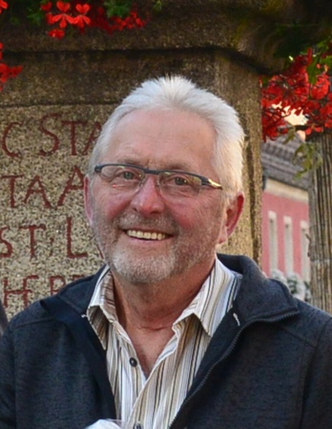 Pleystein. Ludwig Putzer verstarb am 26. Mai 2025 im Alter von 72 Jahren. Er war bekannt für seine langjährige Arbeit im Kabelwerk, sein Engagement in Pleystein und seine Leidenschaft für die Wallfahrt nach Altötting.