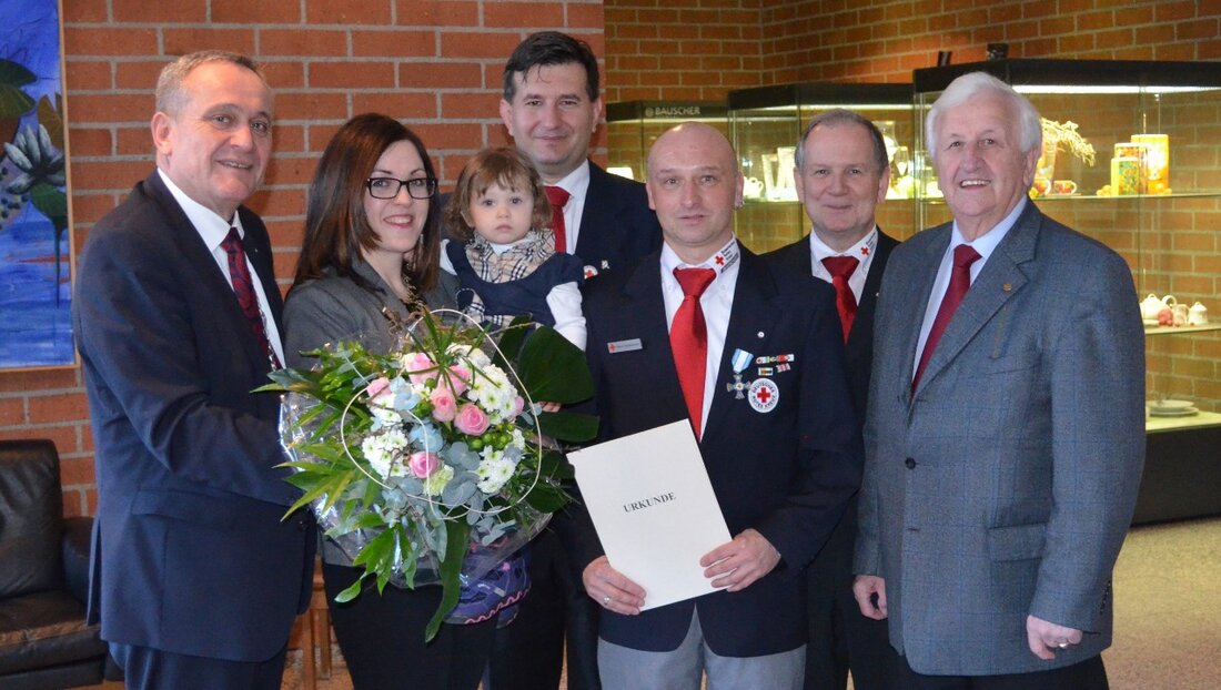 Weiden. Seit 25 Jahren ist Stefan Diesenbacher nunmehr aktiv für das Rote Kreuz in Weiden. Für diese Leistung wurde er nun von Oberbürgermeister Kurt Seggewiß, in Vertretung von Joachim Herrmann, [&hellip;]
